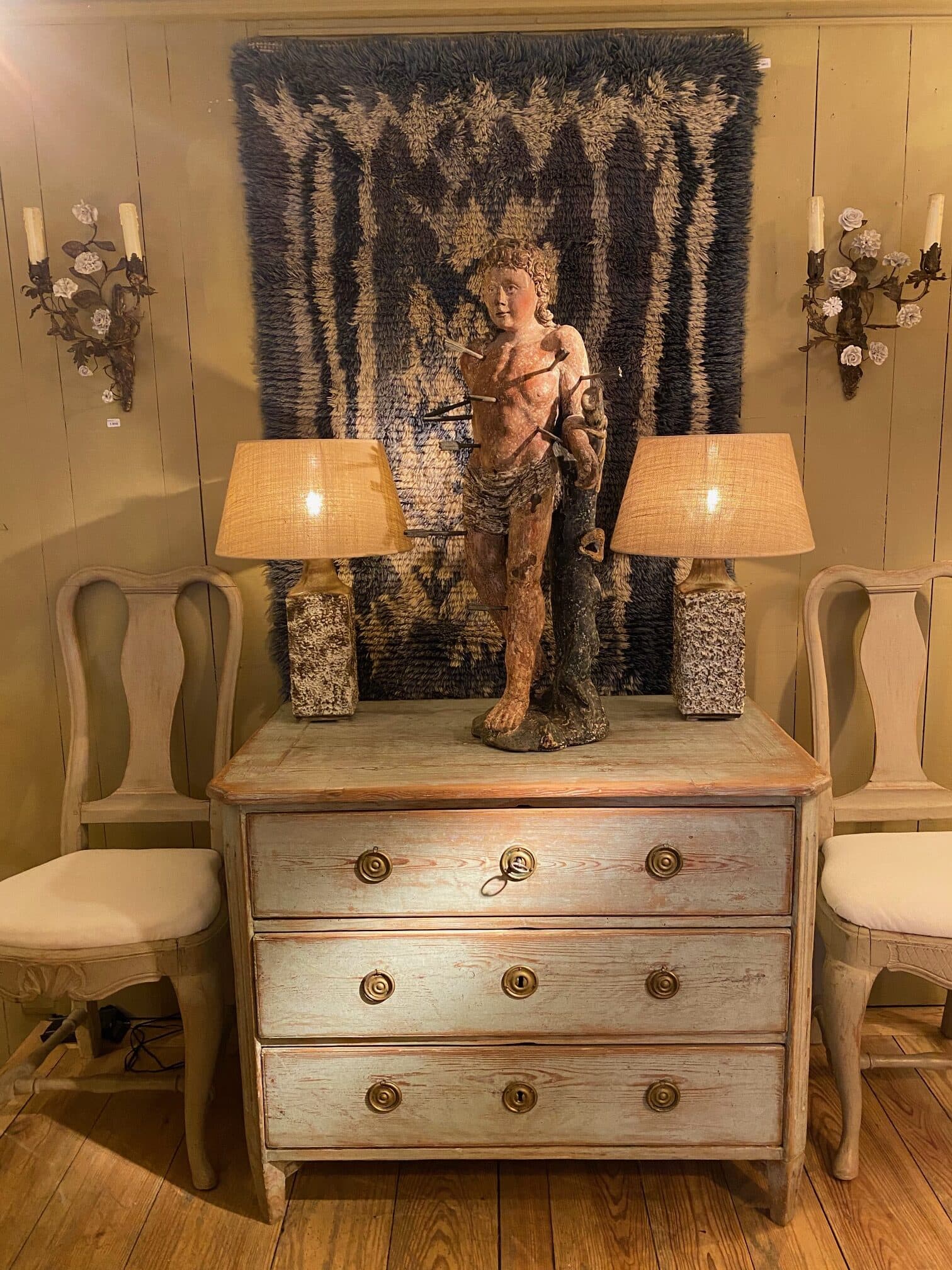 Commode gustavienne patine bleu ciel – Suède XIXe