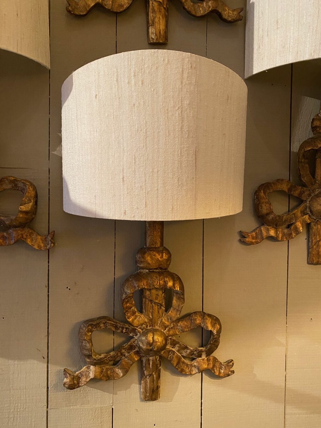 A pair of 18th century wood &amp; carved &amp; gilt &quot;grand noeuds&quot; sconces + A/j ivory silk screens - Image 2