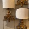 Une paire d'appliques "grands noeuds XVIIIe" en bois & sculpté & doré + A/j écrans en soie ivoire
