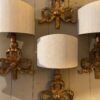 Une paire d'appliques "grands noeuds XVIIIe" en bois & sculpté & doré + A/j écrans en soie ivoire – Image 3