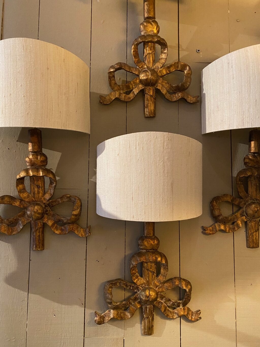 A pair of 18th century wood &amp; carved &amp; gilded &quot;grand noeuds&quot; sconces + A/j ivory silk screens - Image 3