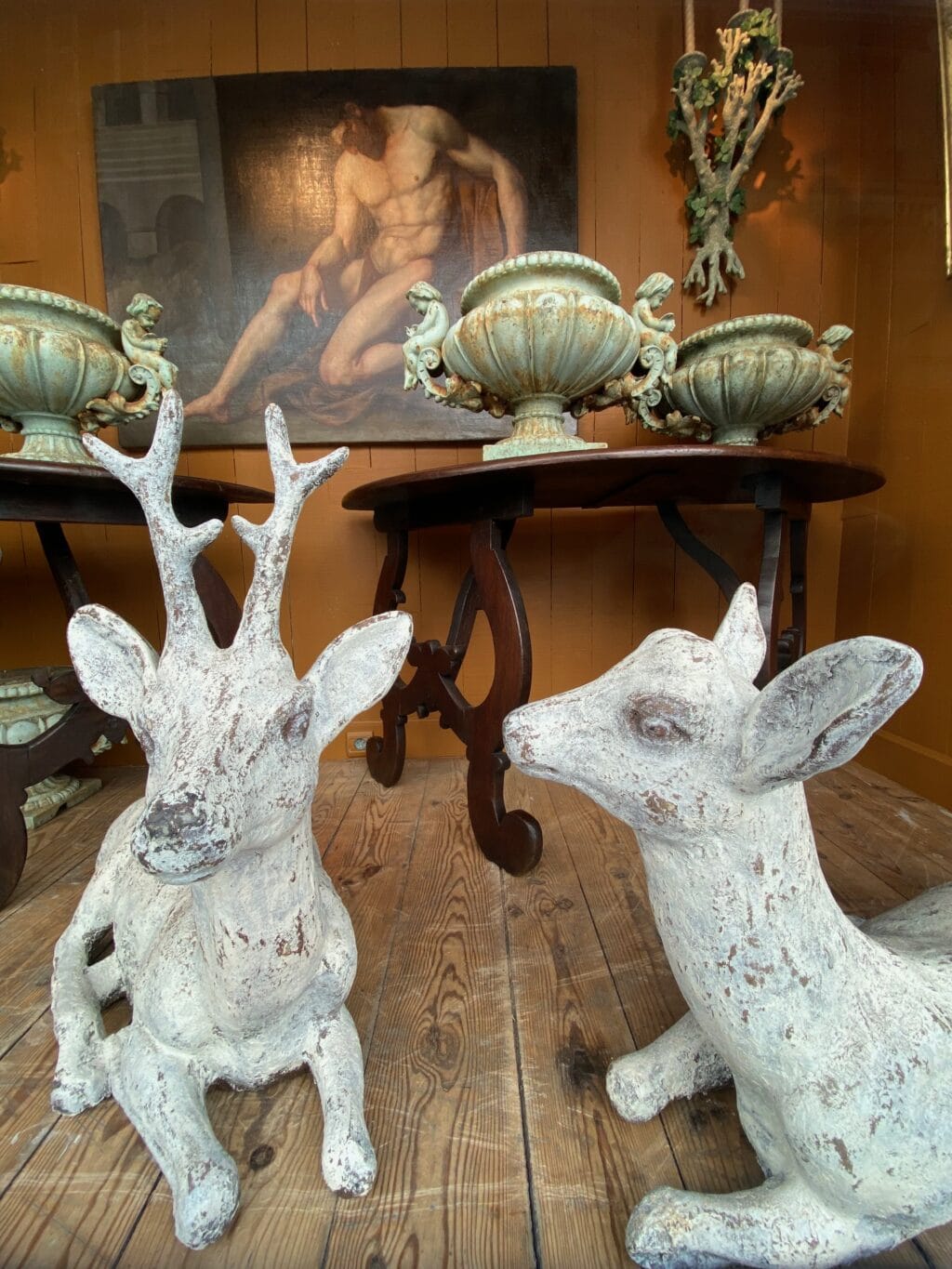 Couple de chevreuils assis en ciment peint - ca.1900