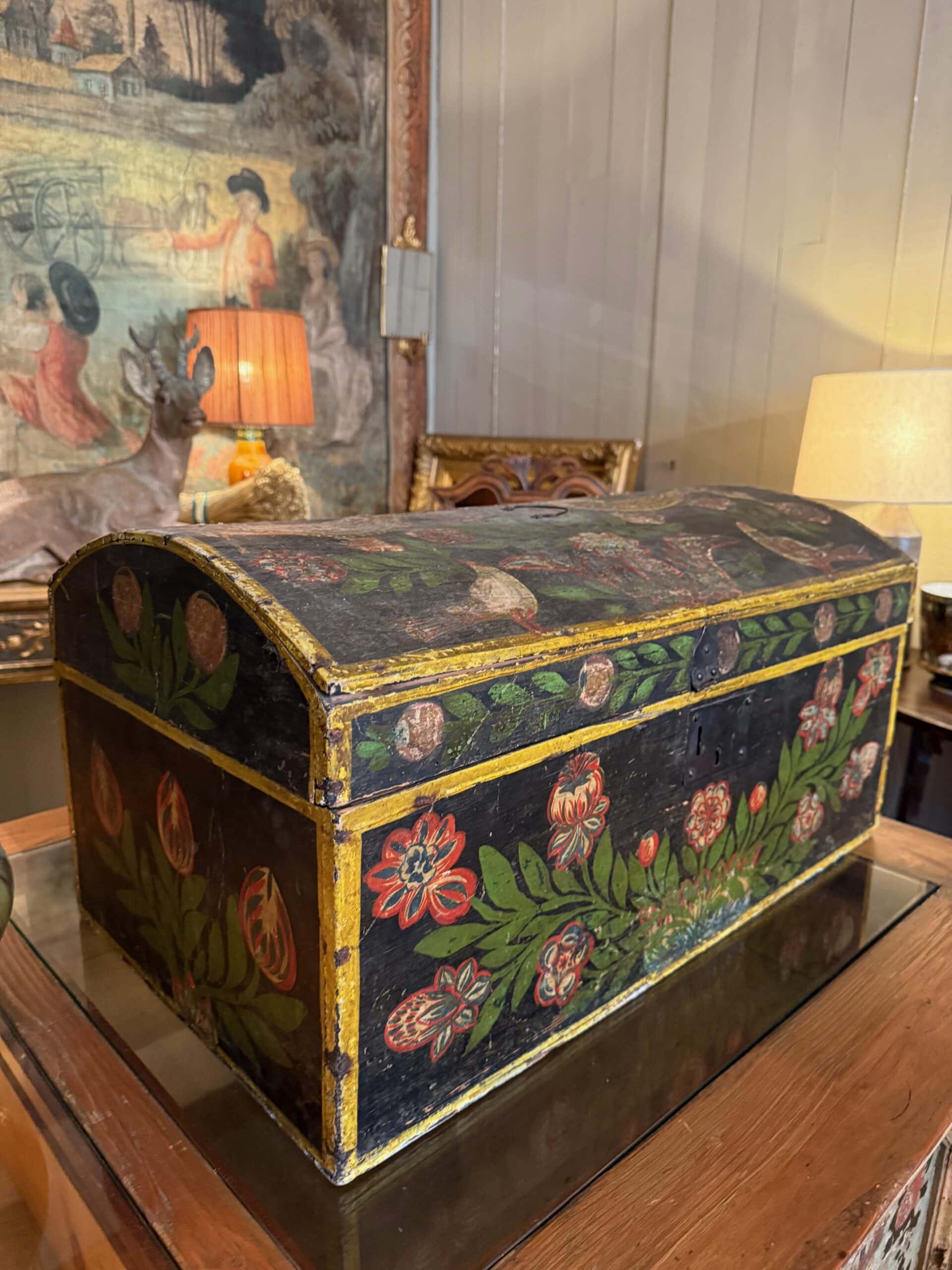 Grand coffre de mariage en bois peint “Normandie” – Art populaire XIXe