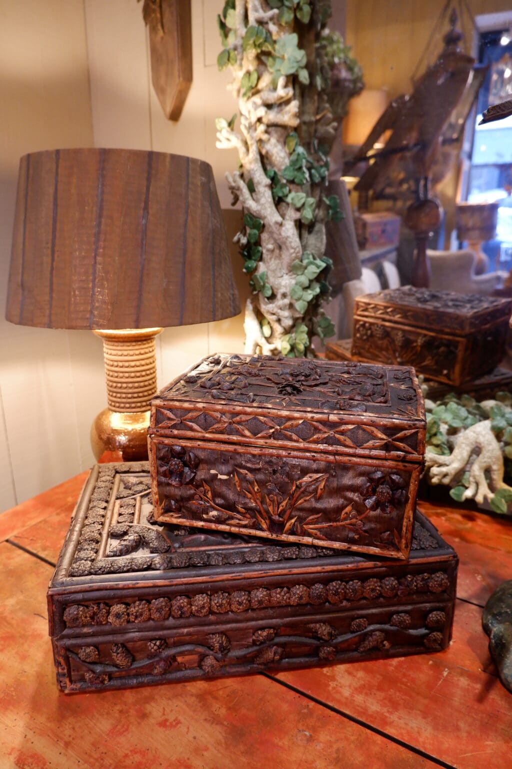 Folk art&quot; treasure boxes decorated with pine cones - Paper interior - ca.1900 - Image 3