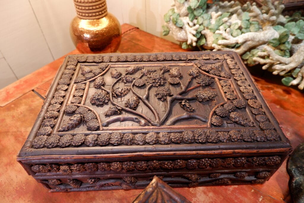 Folk art&quot; treasure boxes decorated with pine cones - Paper interior - ca.1900 - Picture 4