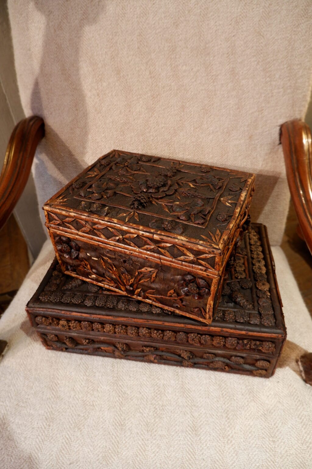 Folk art&quot; treasure boxes decorated with pine cones - Paper interior - ca.1900 - Picture 5