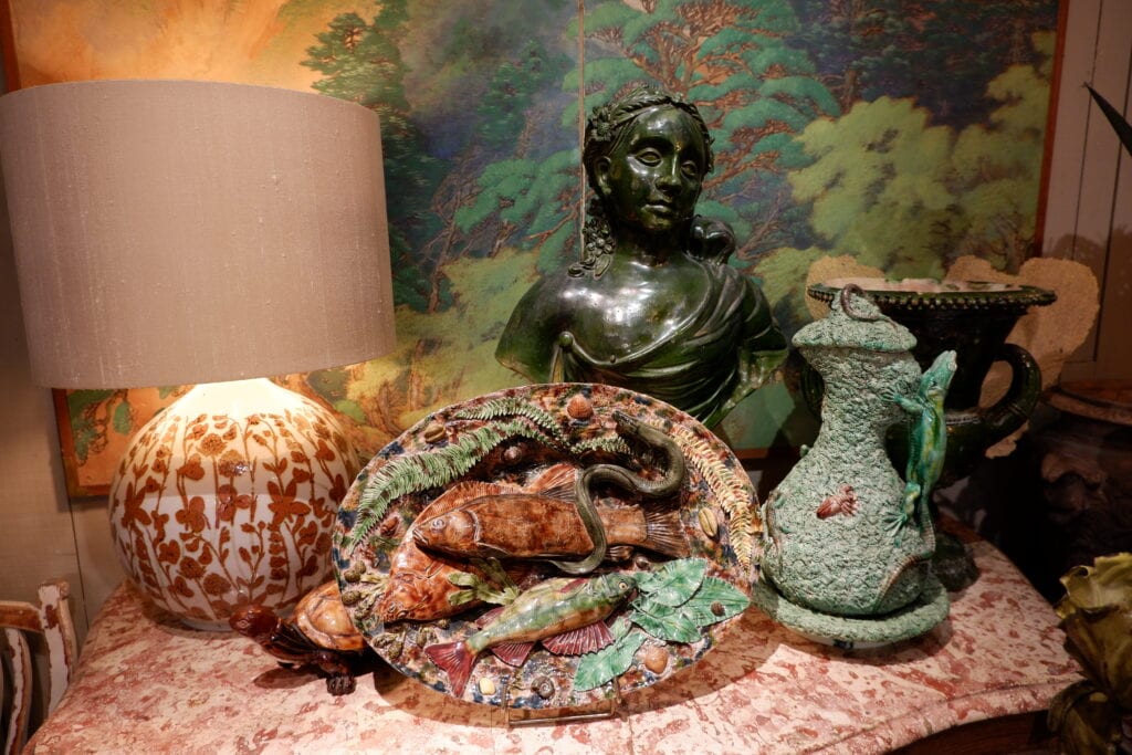 Grand plat en barbotine polychrome figurant poissons, couleuvres insectes -fin XIXe par les suiveurs de Palissy