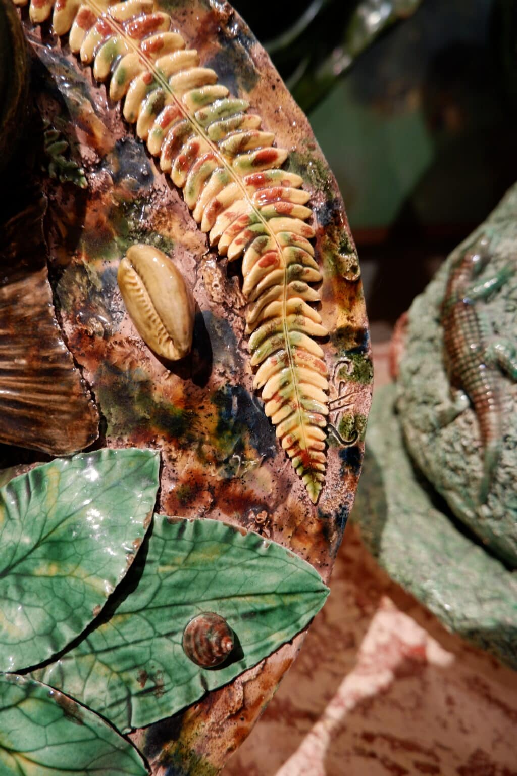 Grand plat en barbotine polychrome figurant poissons, couleuvres insectes -fin XIXe par les suiveurs de Palissy – Image 7