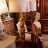 Paire de lampadaires "colonnes baroques" XVIIIe en bois sculpté & feuille d'or + A/J soie champagne – Image 12