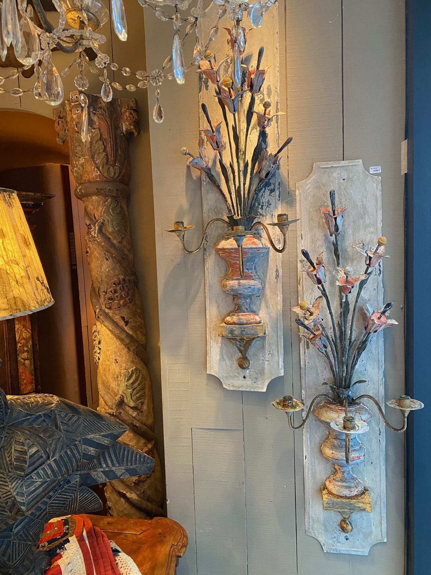 Pair of wall lights in painted sheet metal with fleur-de-lis vases - 18th century