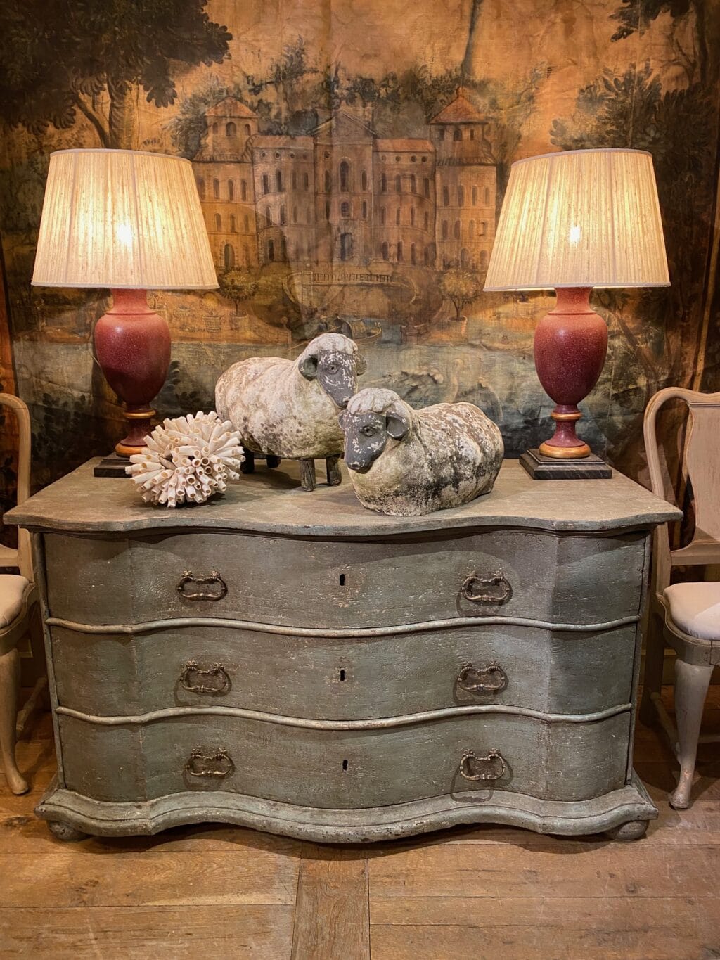 Très grande commode double galbe patine bleu pâle XIXe