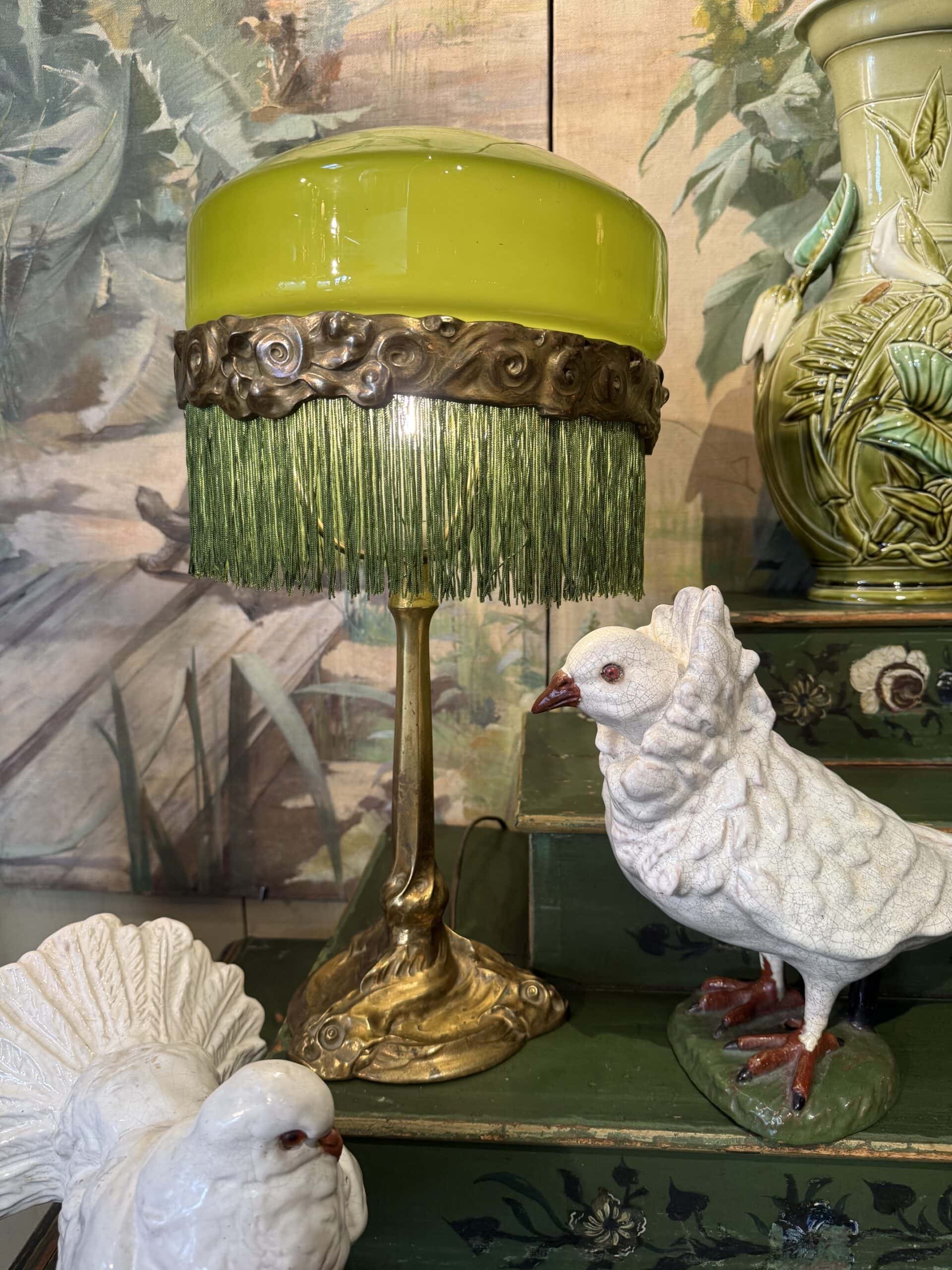 Lampe de table pied en bronze doré tritons et A/J e verre opalin -vert de vessie+frange – Suède ca.1910