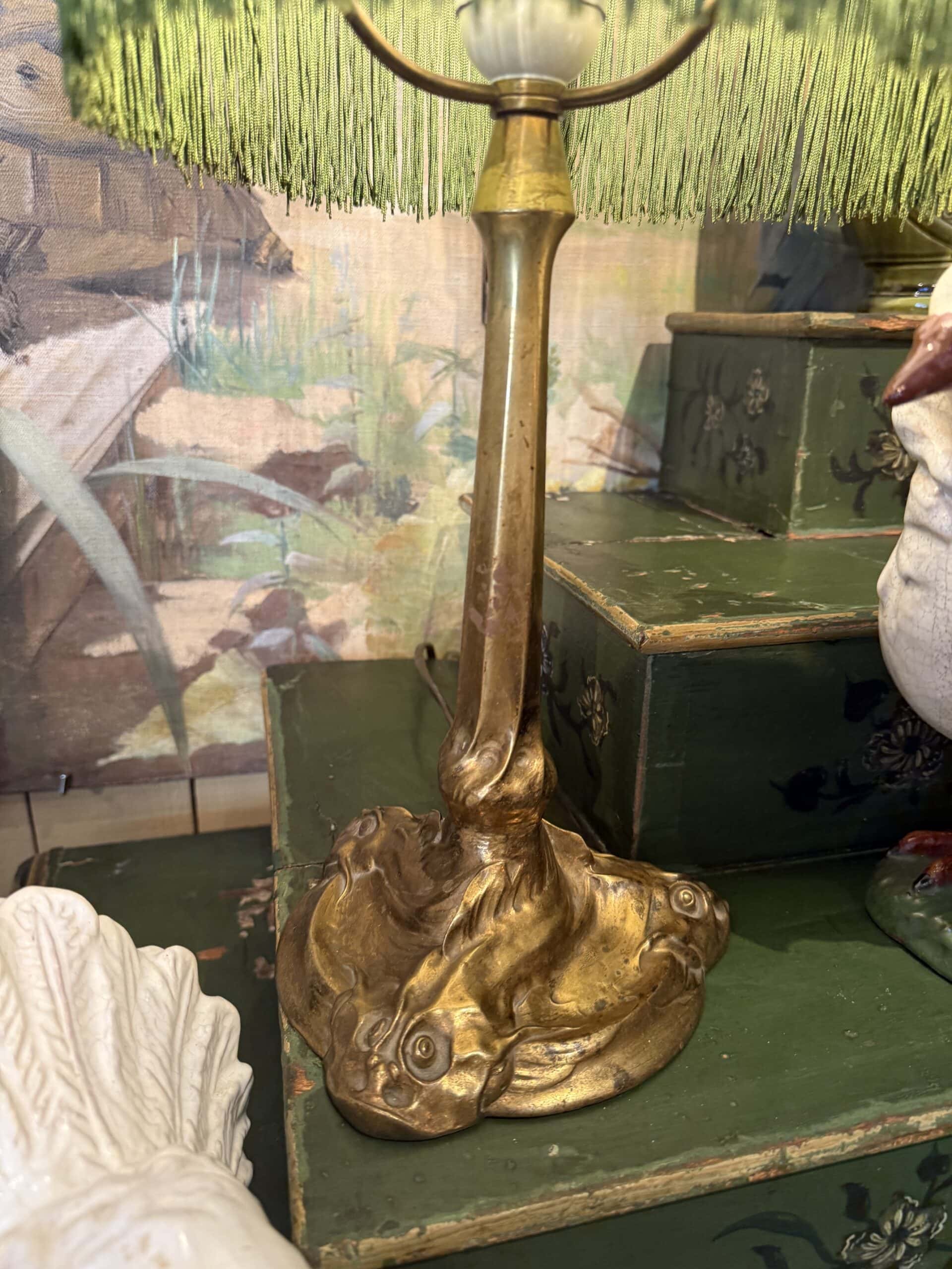 Lampe de table pied en bronze doré tritons et A/J e verre opalin -vert de vessie+frange - Suède ca.1910 – Image 4
