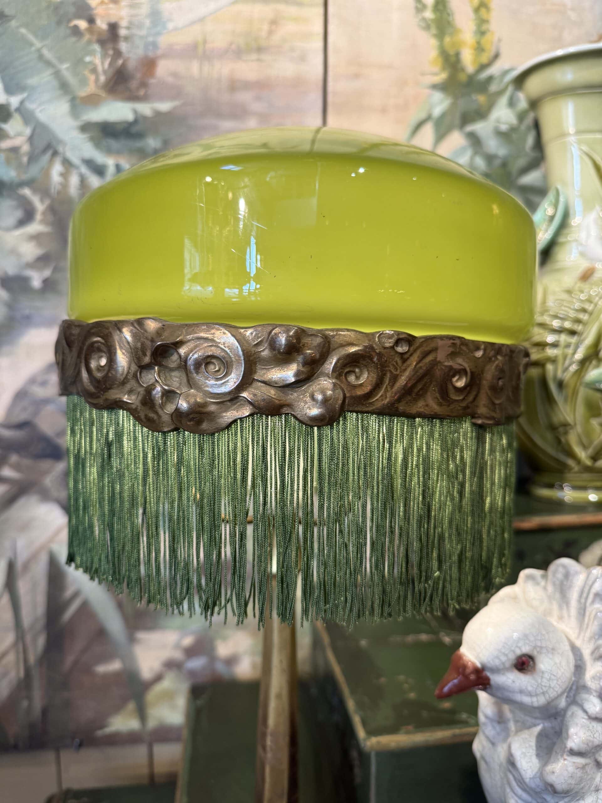 Lampe de table pied en bronze doré tritons et A/J e verre opalin -vert de vessie+frange - Suède ca.1910 – Image 2