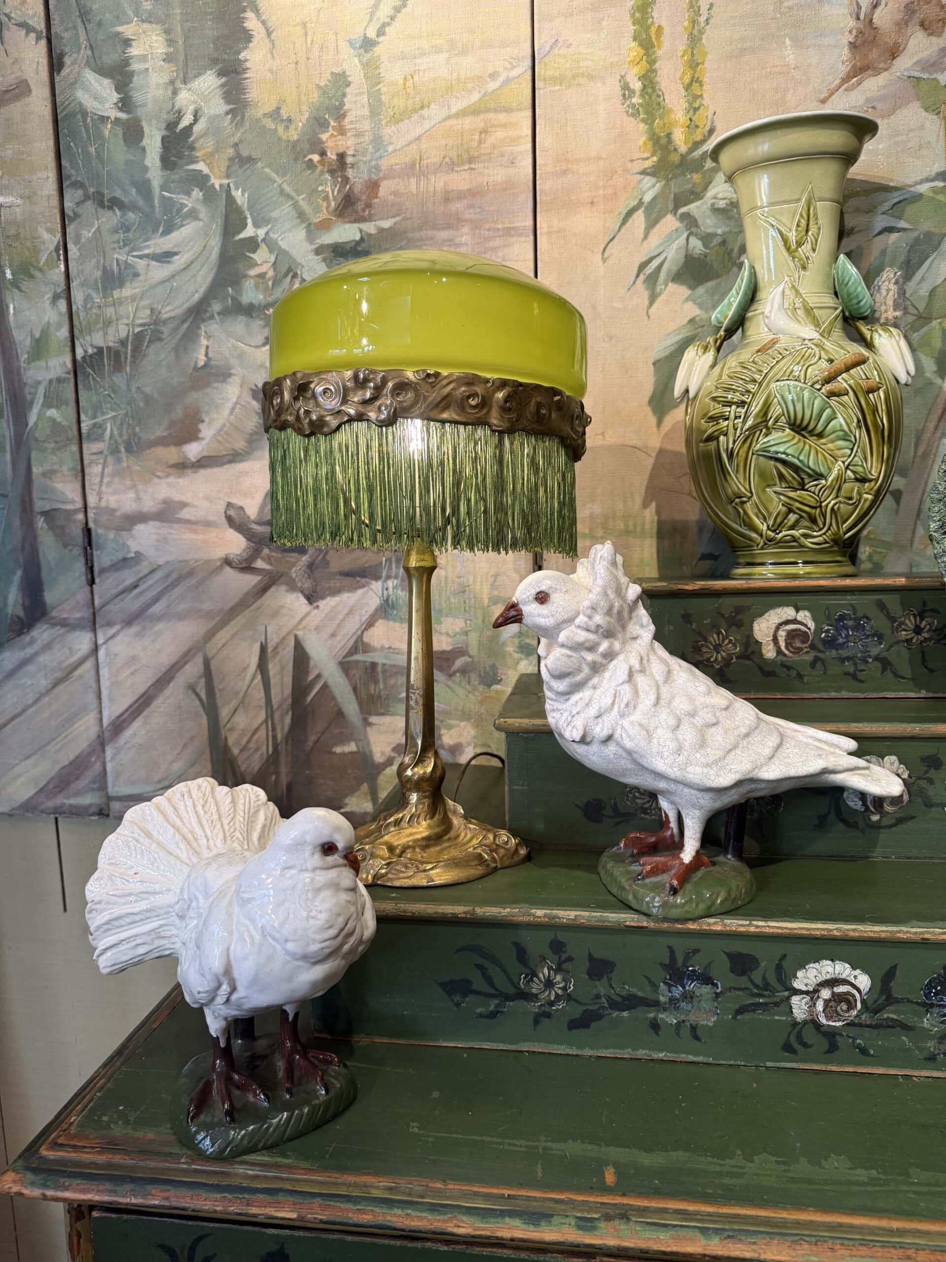 Lampe de table pied en bronze doré tritons et A/J e verre opalin -vert de vessie+frange - Suède ca.1910 – Image 3