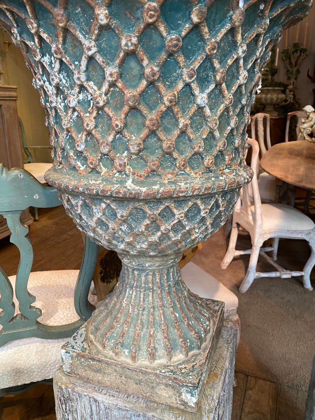 Rare paire de vases en fonte verte "décor treillage " - Angleterre  XIXe – Image 2