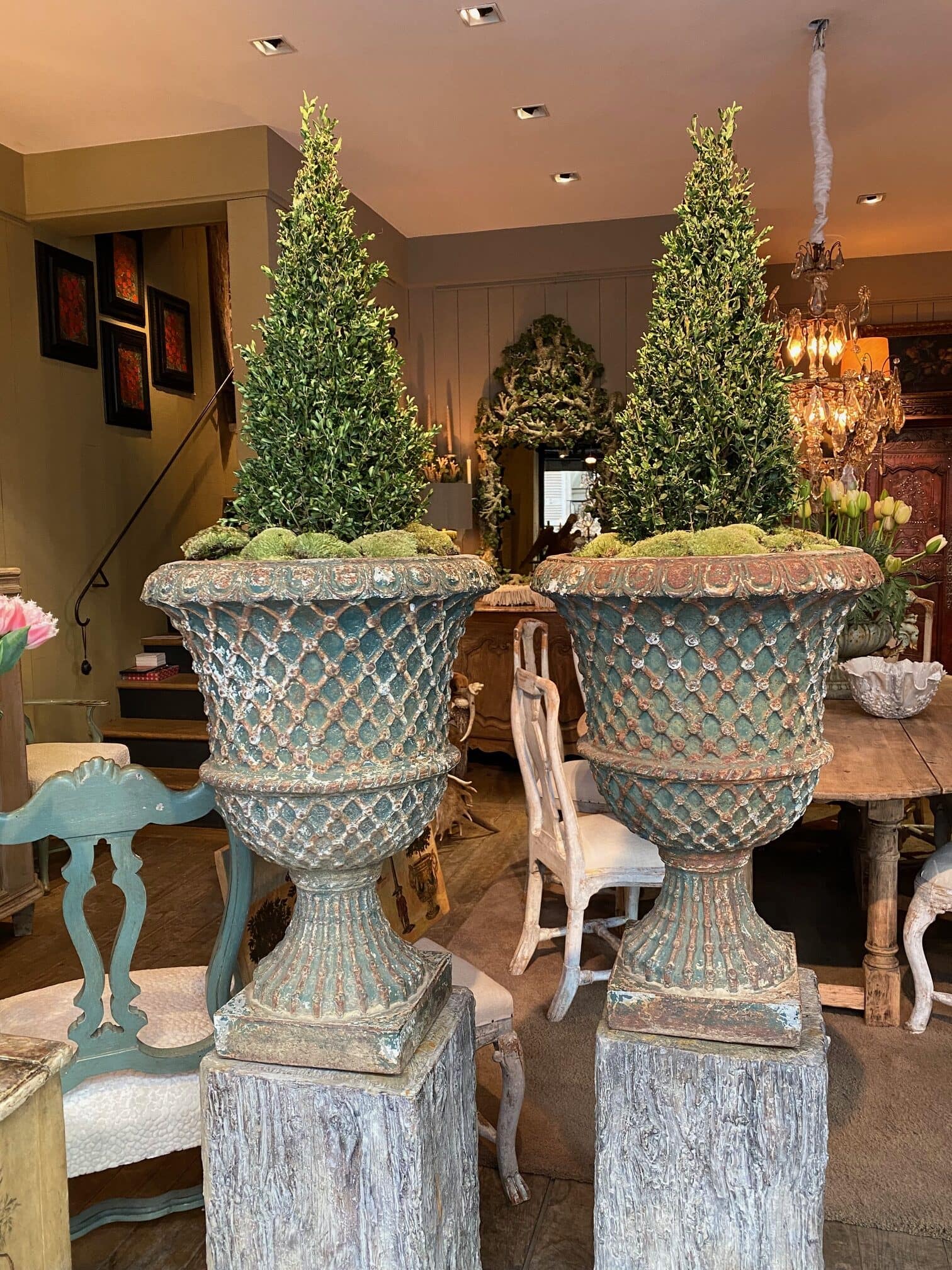 Rare paire de vases en fonte verte “décor treillage ” – Angleterre  XIXe