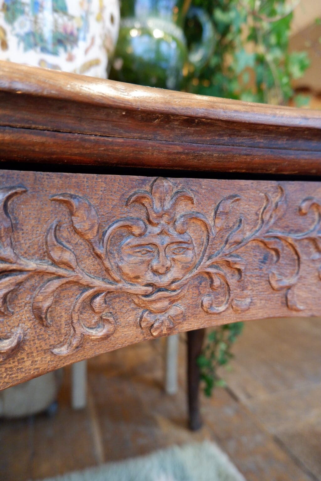 Table-bureau en chêne sculptée période Louis XV - France XVIIIe – Image 3