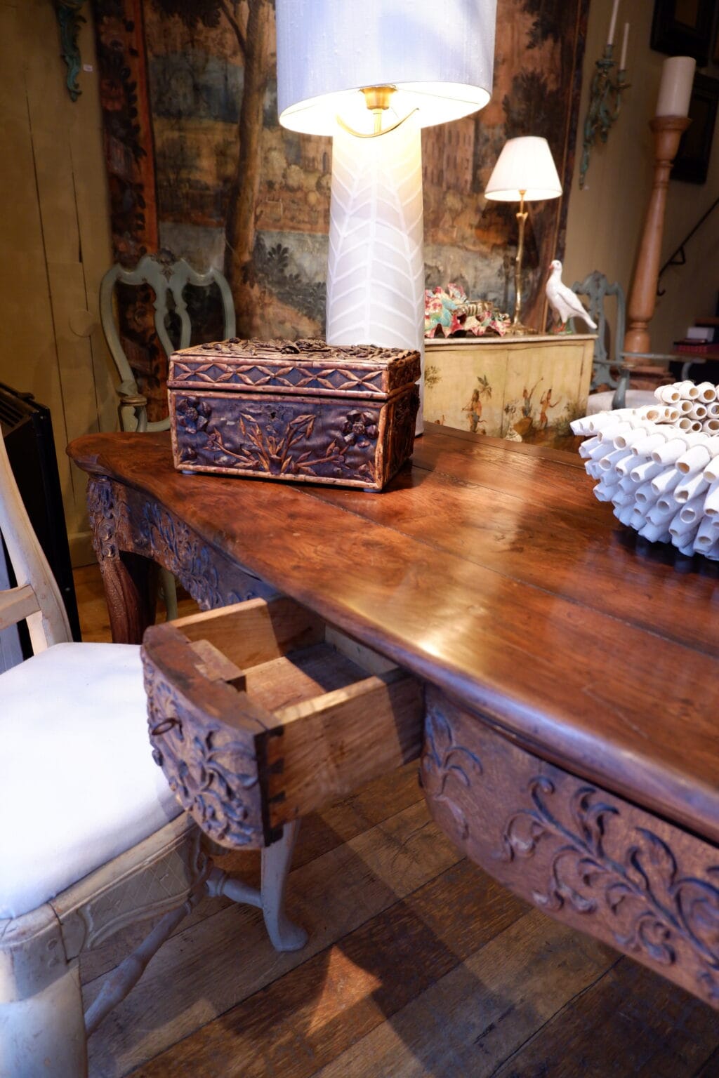 Table-bureau en chêne sculptée période Louis XV - France XVIIIe – Image 11