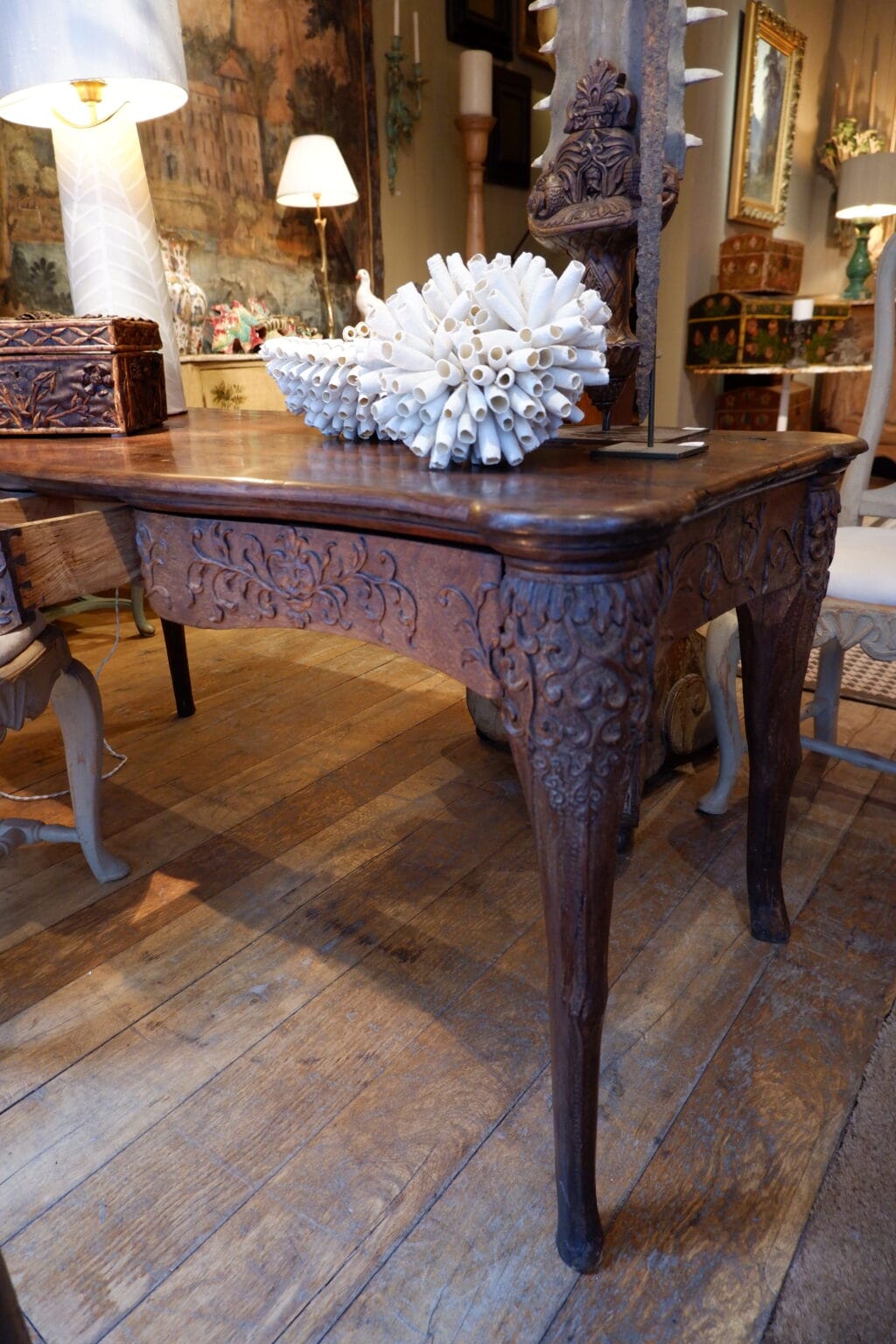 Table-bureau en chêne sculptée période Louis XV - France XVIIIe – Image 9