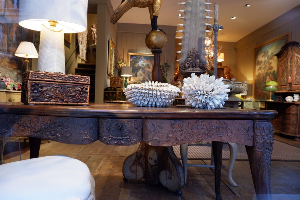 Table-bureau en chêne sculptée période Louis XV - France XVIIIe – Image 10