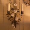 Paire d'appliques en fer et fleurs en porcelaine blanche - ca.1900