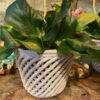 Paire de cache-pots en porcelaine blanche motif cordes ajourées – Image 2