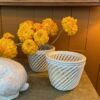 Paire de cache-pots en porcelaine blanche motif cordes ajourées – Image 5