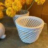 Paire de cache-pots en porcelaine blanche motif cordes ajourées – Image 6