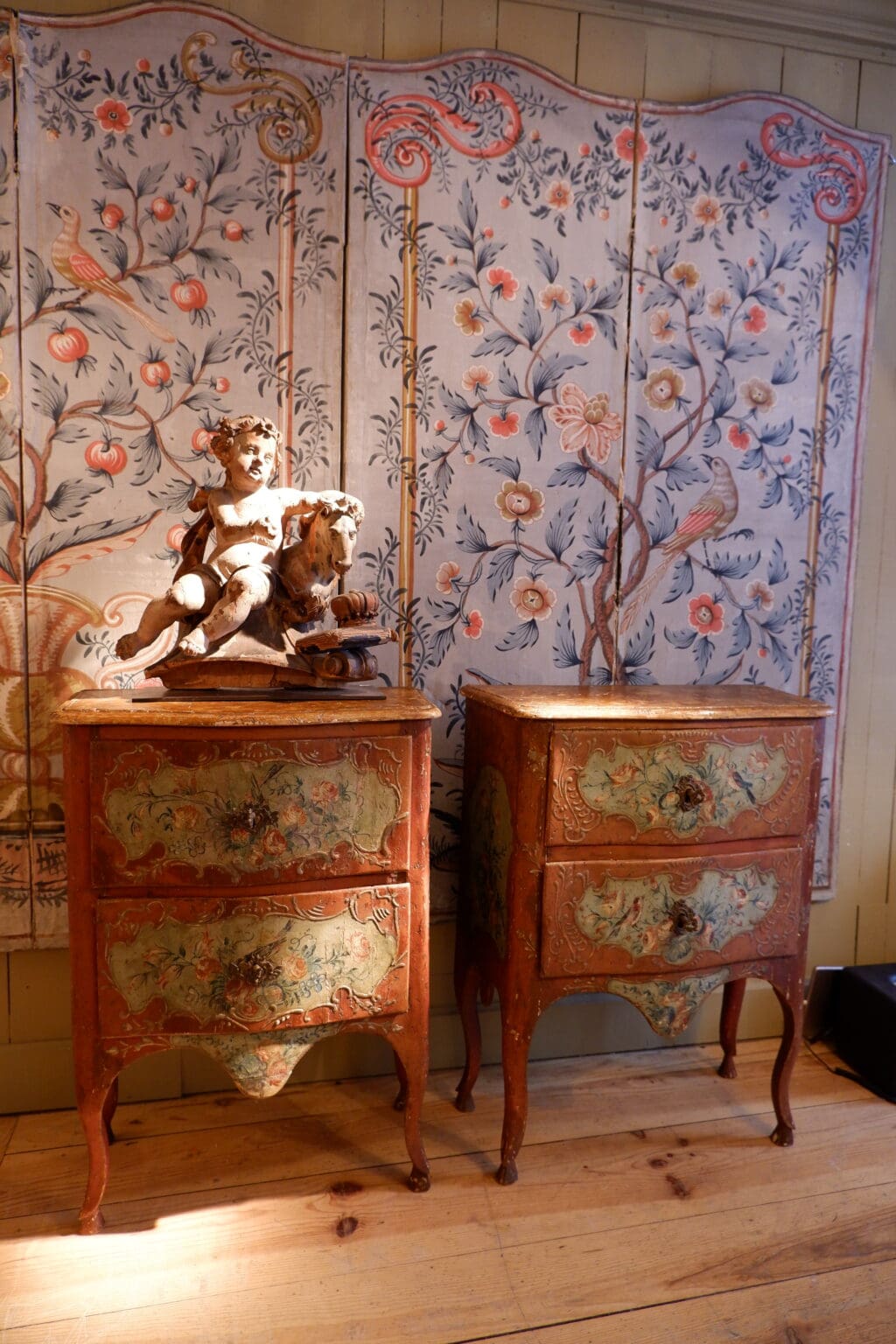 Paire de chevets Siciliens en bois laqué polychrome ca.1800