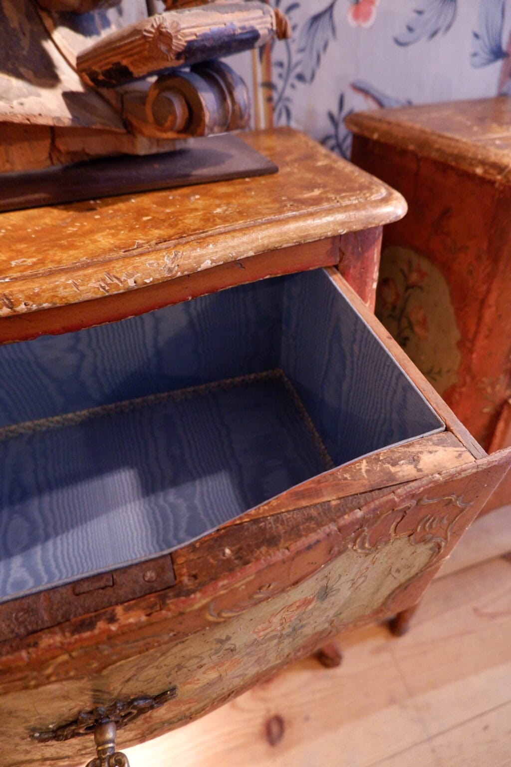 Paire de chevets Siciliens en bois laqué polychrome ca.1800 – Image 7