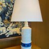 Paire de lampes en céramique chamotée blanche et pastilles bleues par Aldo Londi pour Bitossi - Italie ca.1960 – Image 5