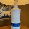 Paire de lampes en céramique chamotée blanche et pastilles bleues par Aldo Londi pour Bitossi - Italie ca.1960 – Image 2