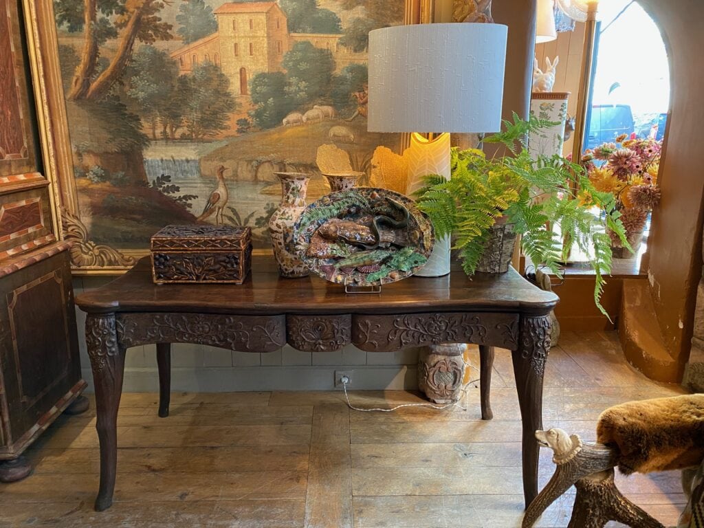 Table-bureau en chêne sculptée période Louis XV - France XVIIIe – Image 2