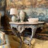 Console Suédoise en bois sculpté & peint décor faux marbre bleu pâle ca.1780 – Image 3