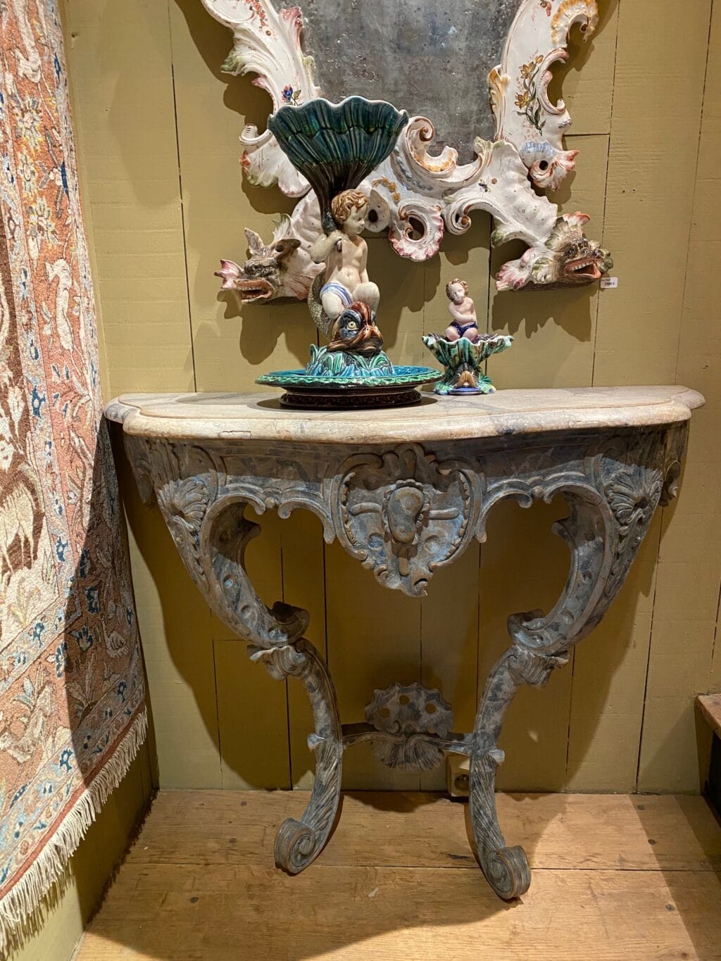 Console Suédoise en bois sculpté & peint décor faux marbre bleu pâle ca.1780 – Image 2