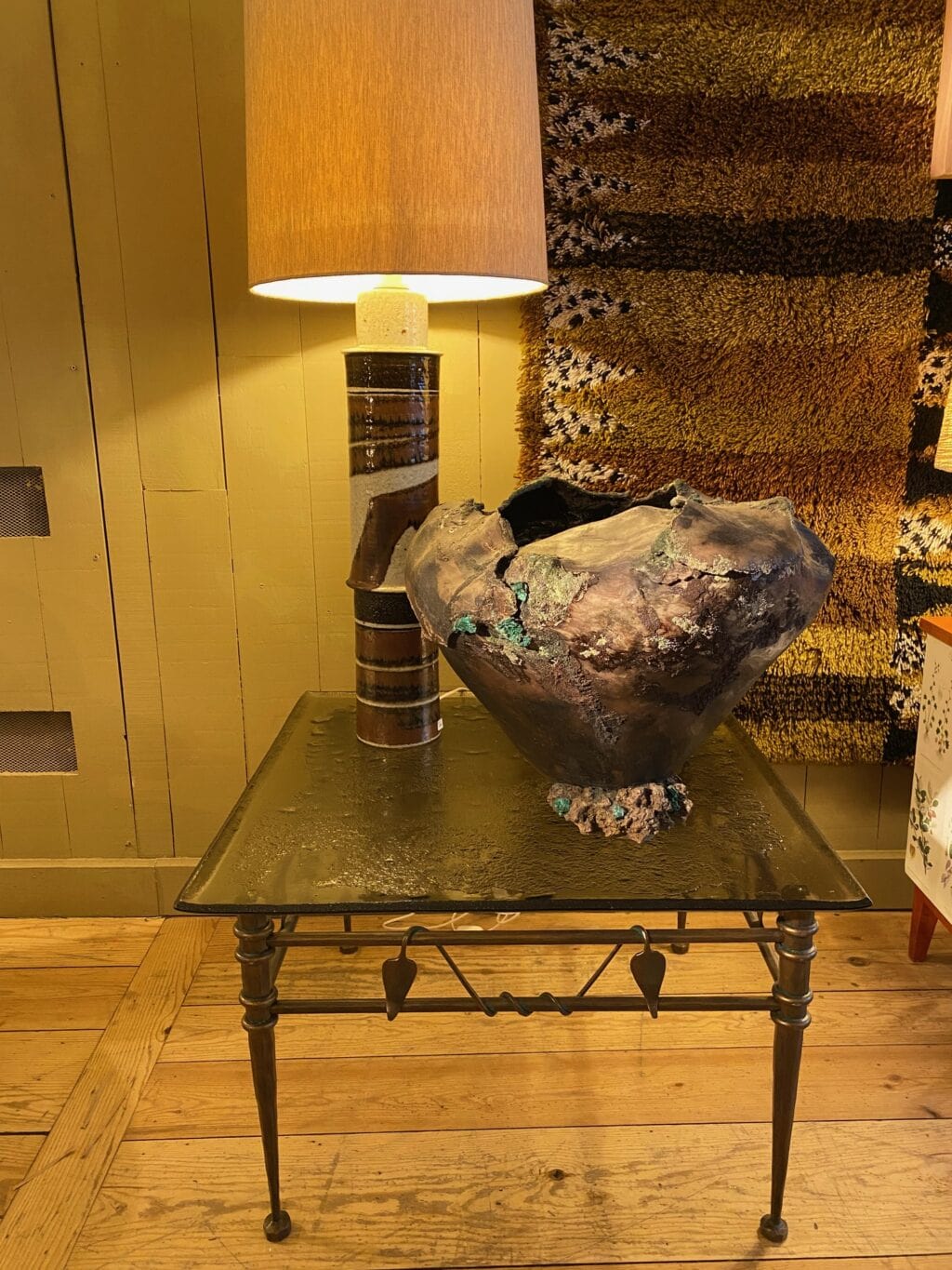 Table basse base en bronze motif liane de feuilles entrelacées et plateau en verre fumé grené - Ca1970