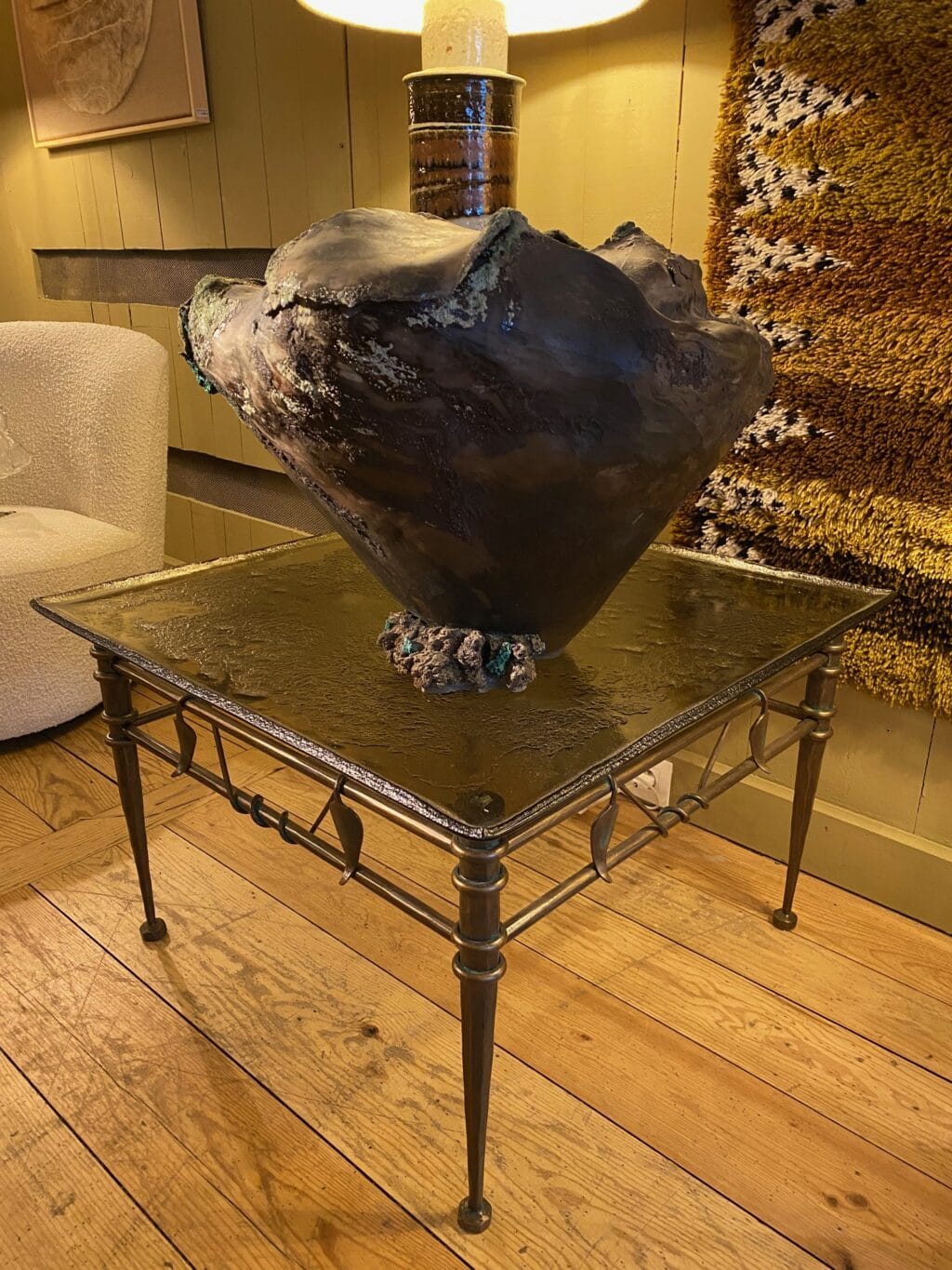 Table basse base en bronze motif liane de feuilles entrelacées et plateau en verre fumé grené - Ca1970 – Image 2