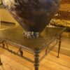 Table basse base en bronze motif liane de feuilles entrelacées et plateau en verre fumé grené - Ca1970 – Image 3
