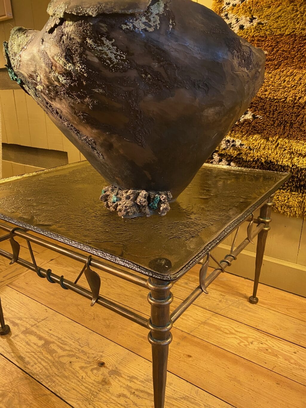 Table basse base en bronze motif liane de feuilles entrelacées et plateau en verre fumé grené - Ca1970 – Image 3