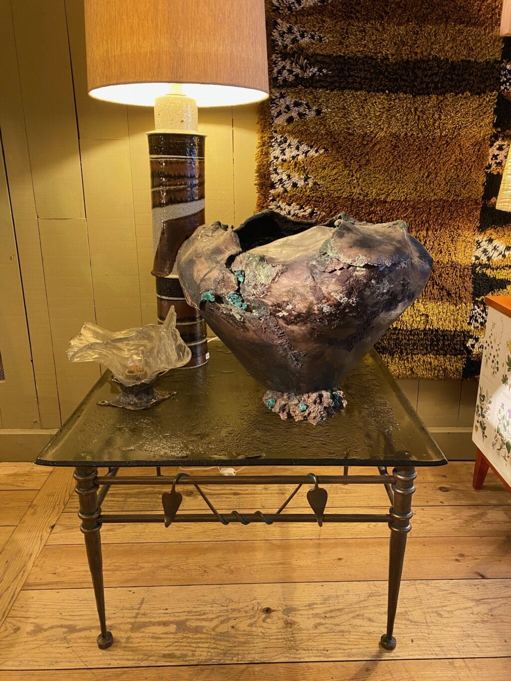 Table basse base en bronze motif liane de feuilles entrelacées et plateau en verre fumé grené - Ca1970 – Image 11