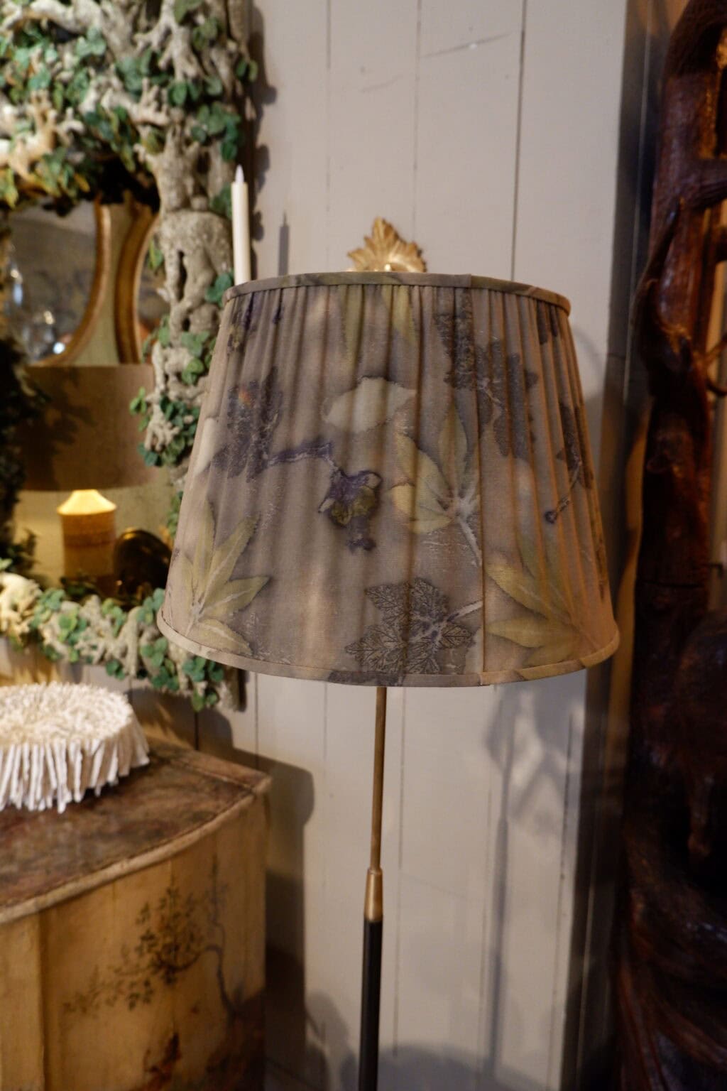 Lampadaire en métal laqué noir et laiton + AJ tissu -Suéde ca.1960 – Image 2