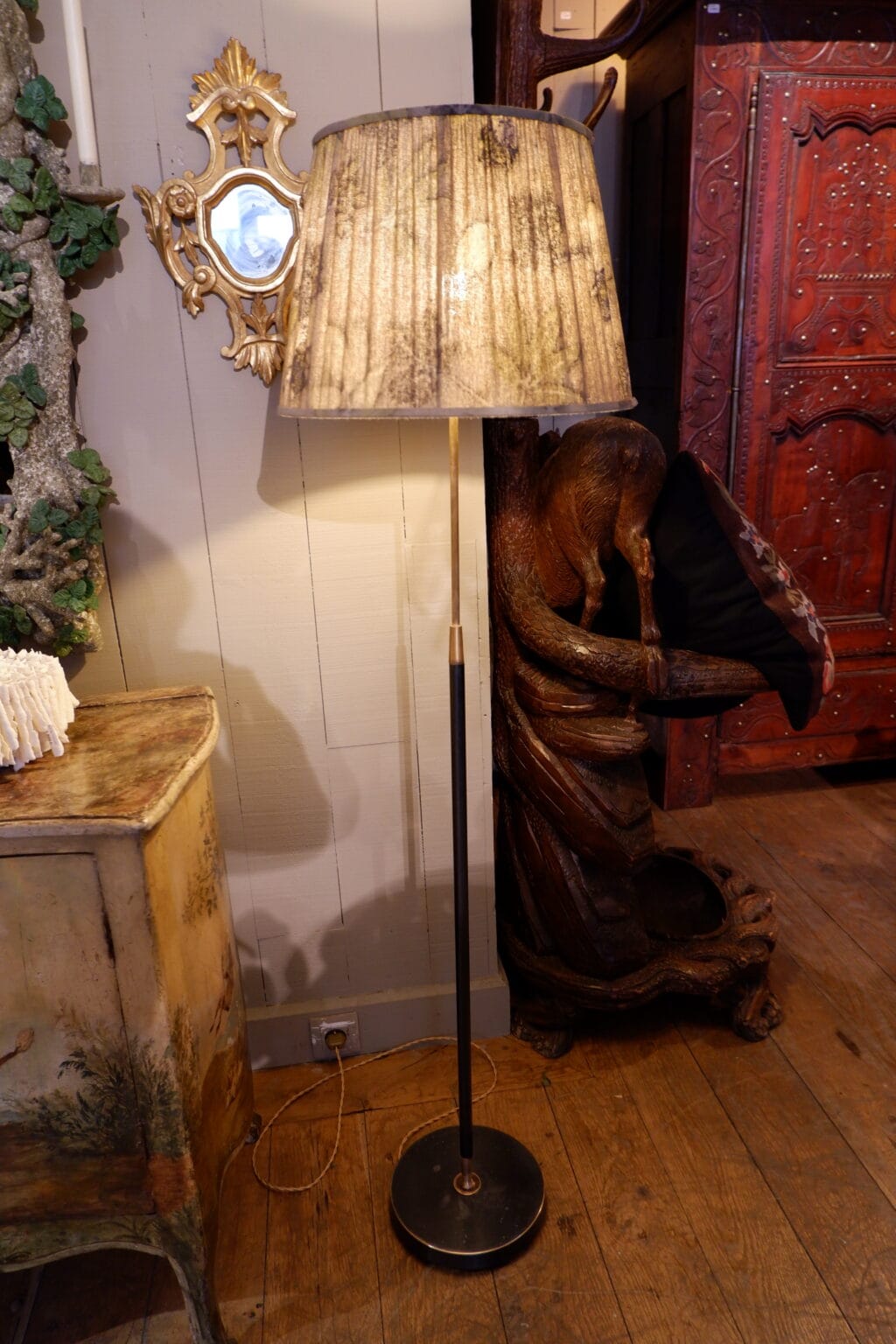 Lampadaire en métal laqué noir et laiton + AJ tissu -Suéde ca.1960 – Image 4
