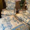 Une paire de fauteuils à oreilles inclinables & un ottoman recouverts d'un chintz de coton ca.1940