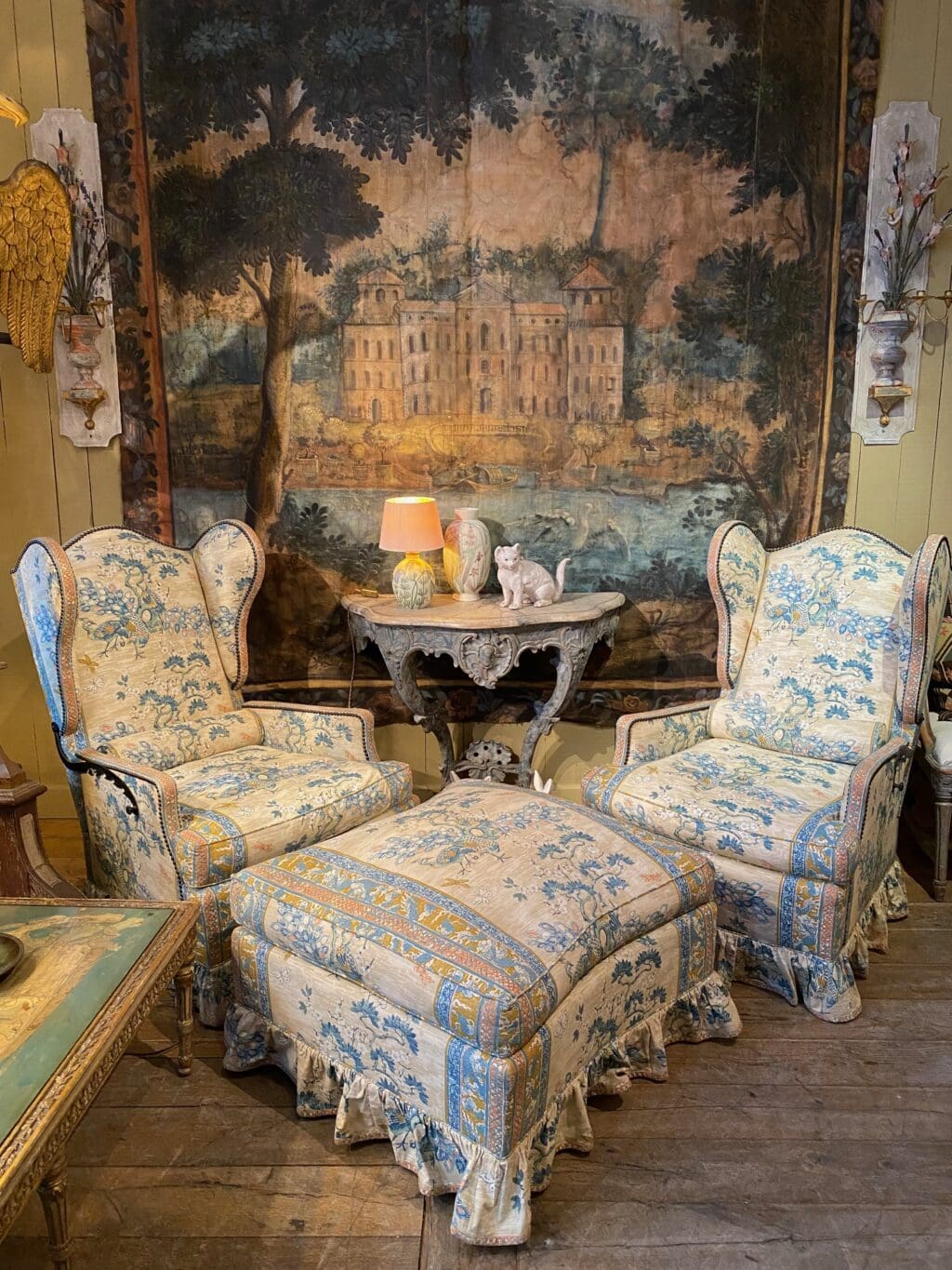 Une paire de fauteuils à oreilles inclinables & un ottoman recouverts d'un chintz de coton ca.1940 – Image 2