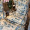 Une paire de fauteuils à oreilles inclinables & un ottoman recouverts d'un chintz de coton ca.1940 – Image 10