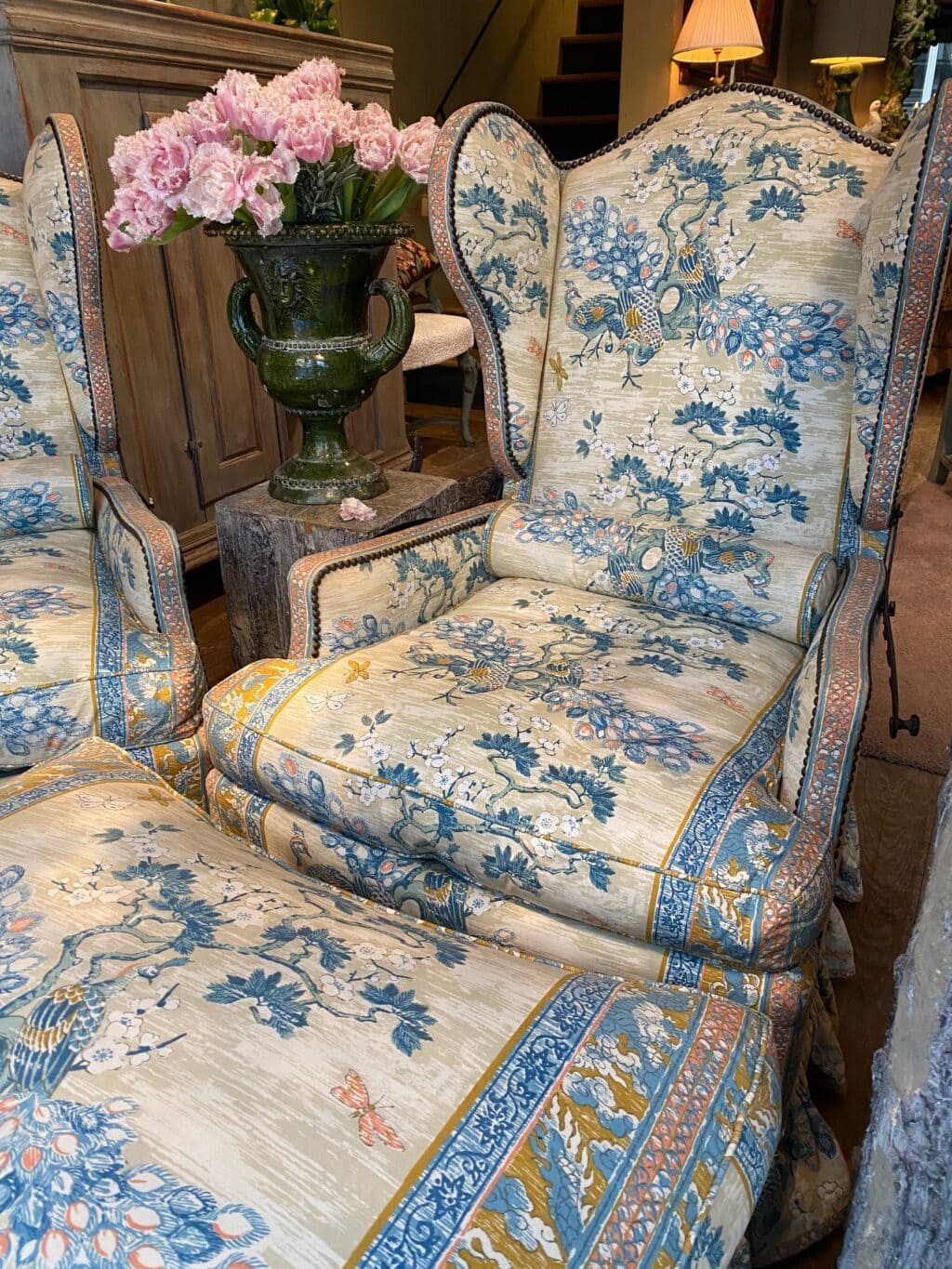 Une paire de fauteuils à oreilles inclinables & un ottoman recouverts d'un chintz de coton ca.1940 – Image 10