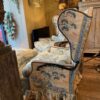 Une paire de fauteuils à oreilles inclinables & un ottoman recouverts d'un chintz de coton ca.1940 – Image 5