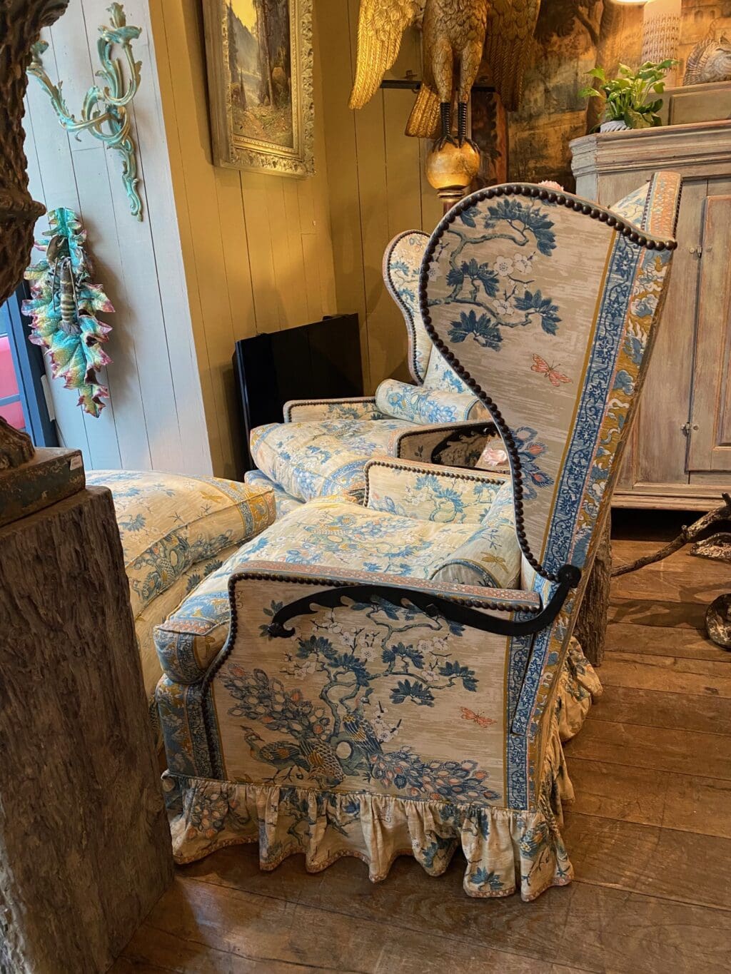 Une paire de fauteuils à oreilles inclinables & un ottoman recouverts d'un chintz de coton ca.1940 – Image 5