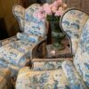 Une paire de fauteuils à oreilles inclinables & un ottoman recouverts d'un chintz de coton ca.1940 – Image 9